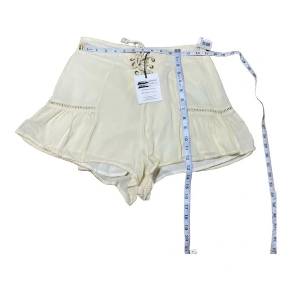 Somedays Lovin Ruffle Lace front Pheasant Shorts in Cream NWT - Picture 4 of 9